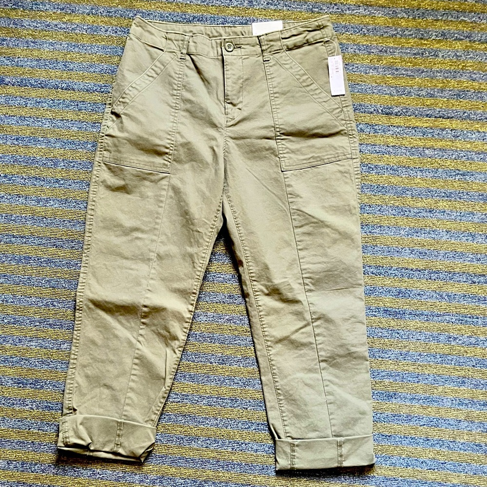 NWT. Arm Green Old Navy Crop Pants